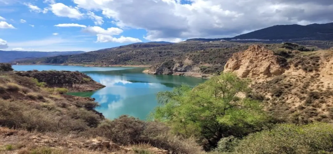 het schilderachtige stuwmeer van Embalse de Béznar. 